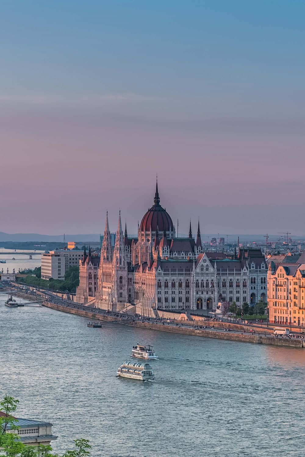 panorama-budapest-sunset-hungarian-landmarks-chain-bridge-parliament-danube-river-budapest (1)