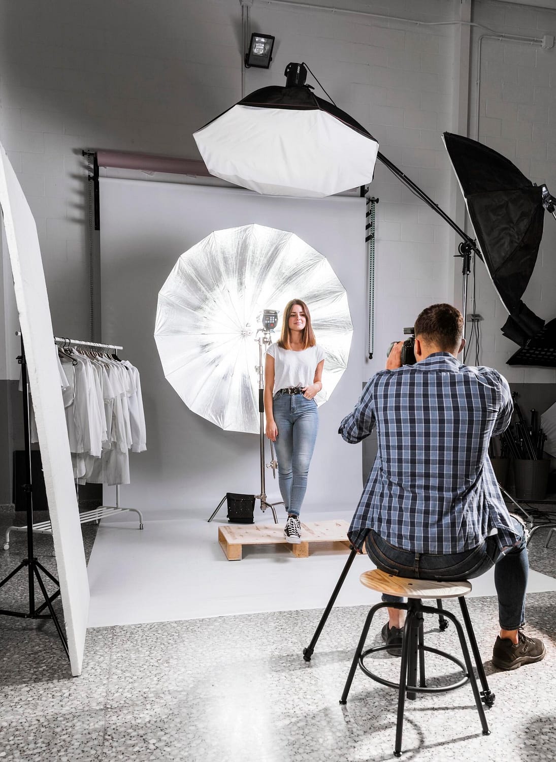 photographer-taking-photo-female-model