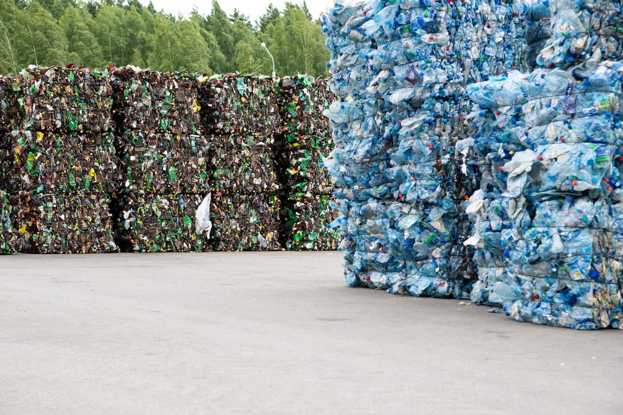 pile-extruded-plastic-bottles-garbage-collection-plant (1)